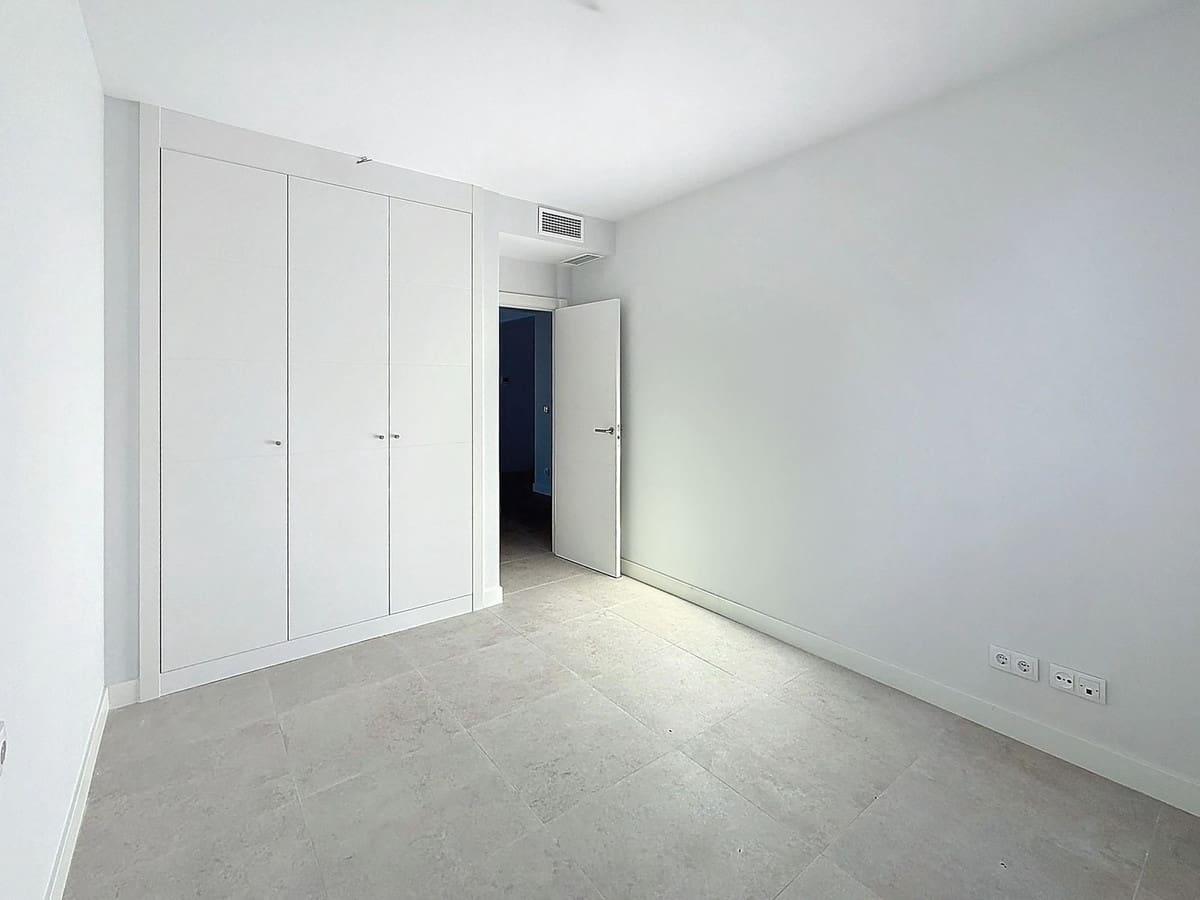 3 sypialnia Penthouse na sprzedaż w Estepona z basenem garażem - 975 000 € (Ref: 9480496)