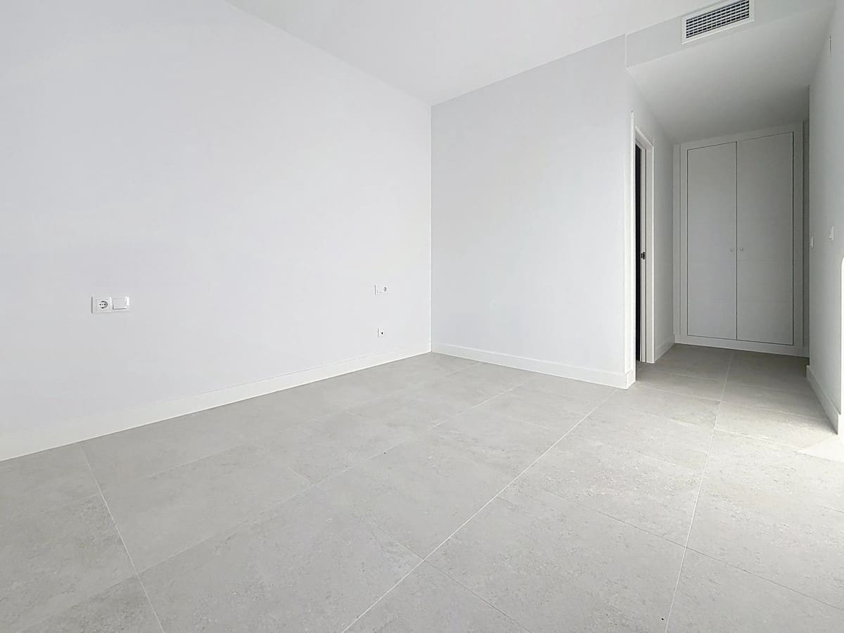 3 sypialnia Penthouse na sprzedaż w Estepona z basenem garażem - 975 000 € (Ref: 9480496)