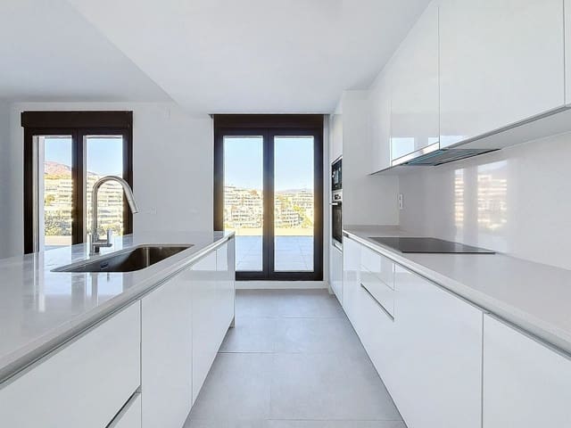 3 sypialnia Penthouse na sprzedaż w Centro, Estepona z basenem garażem - 975 000 € (Ref: 9480496)