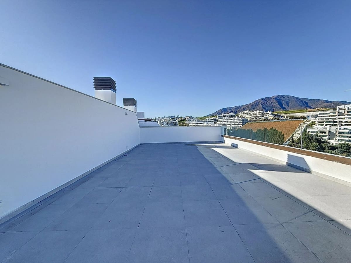 3 sypialnia Penthouse na sprzedaż w Estepona z basenem garażem - 975 000 € (Ref: 9480496)