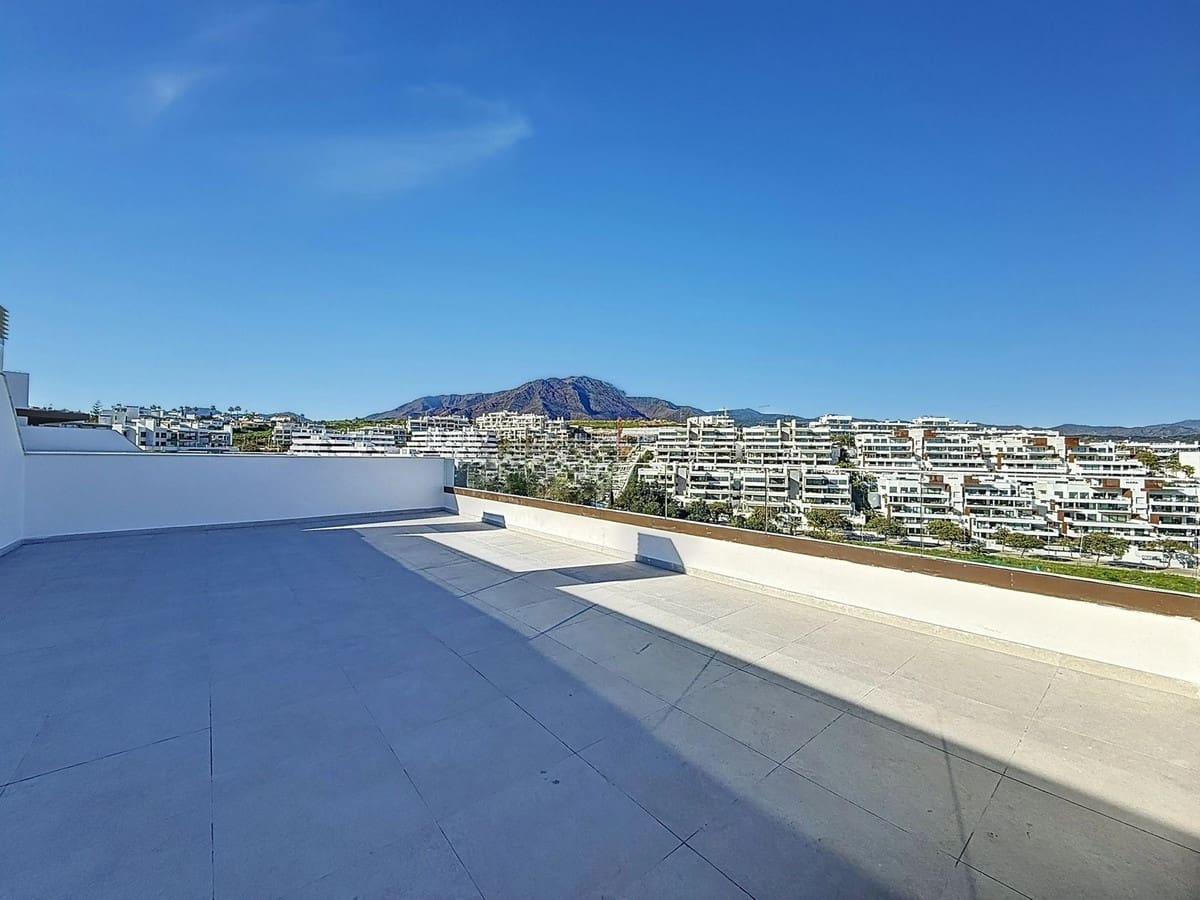 3 sypialnia Penthouse na sprzedaż w Estepona z basenem garażem - 975 000 € (Ref: 9480496)