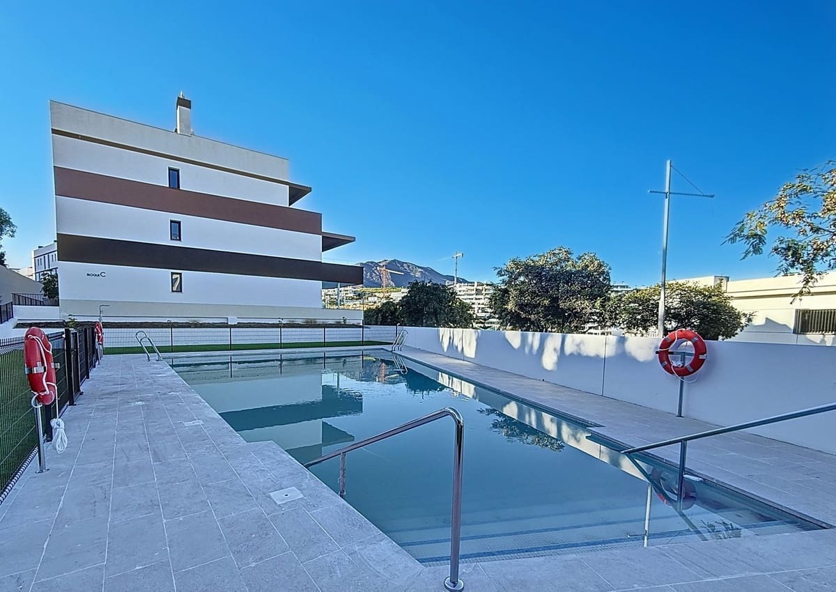 3 sypialnia Penthouse na sprzedaż w Estepona z basenem garażem - 975 000 € (Ref: 9480496)