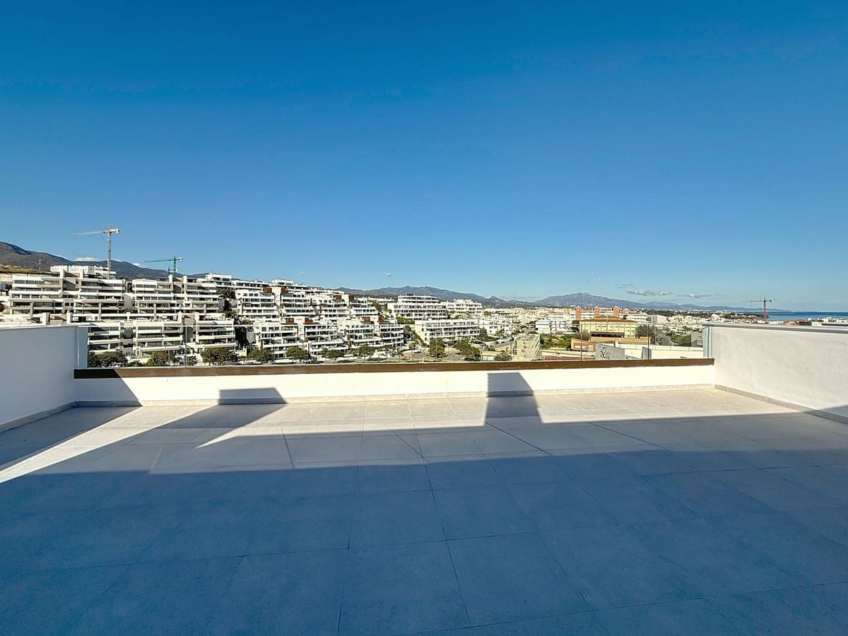 3 sypialnia Penthouse na sprzedaż w Estepona z basenem garażem - 975 000 € (Ref: 9480496)