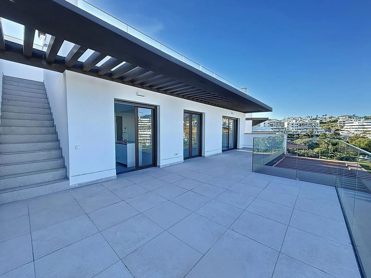 3 sypialnia Penthouse na sprzedaż w Estepona z basenem garażem - 975 000 € (Ref: 9480496)