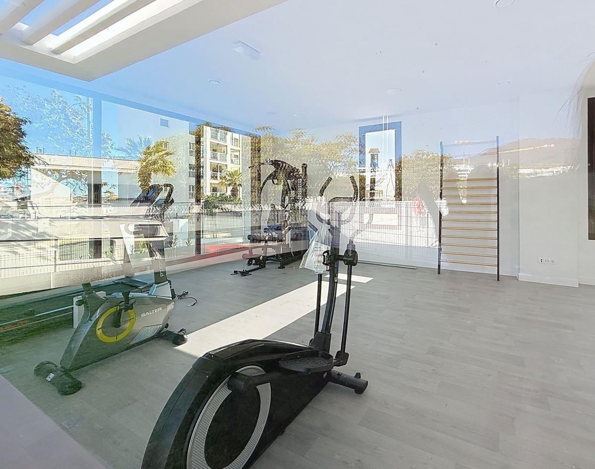 3 sypialnia Penthouse na sprzedaż w Estepona z basenem garażem - 975 000 € (Ref: 9480496)