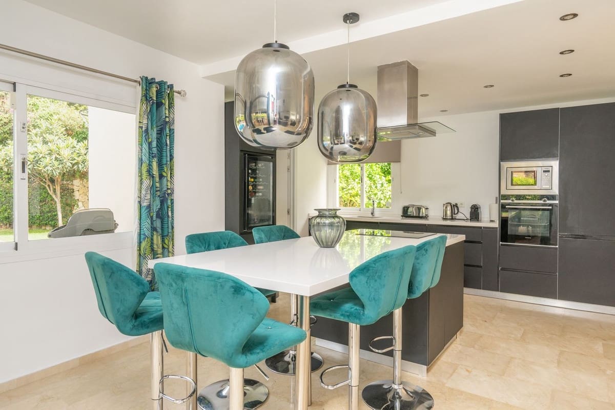 4 bedroom Villa for sale in Benalmadena with pool - € 975,000 (Ref: 9480499)