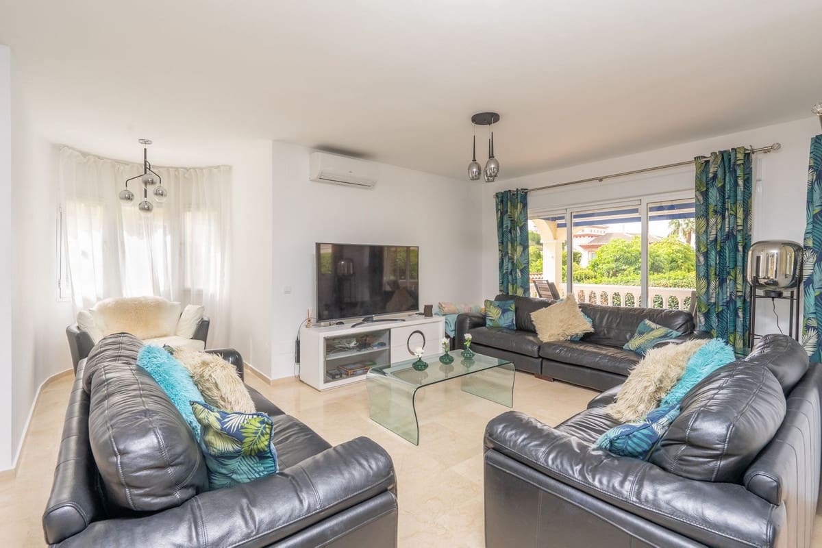 4 bedroom Villa for sale in Benalmadena with pool - € 975,000 (Ref: 9480499)