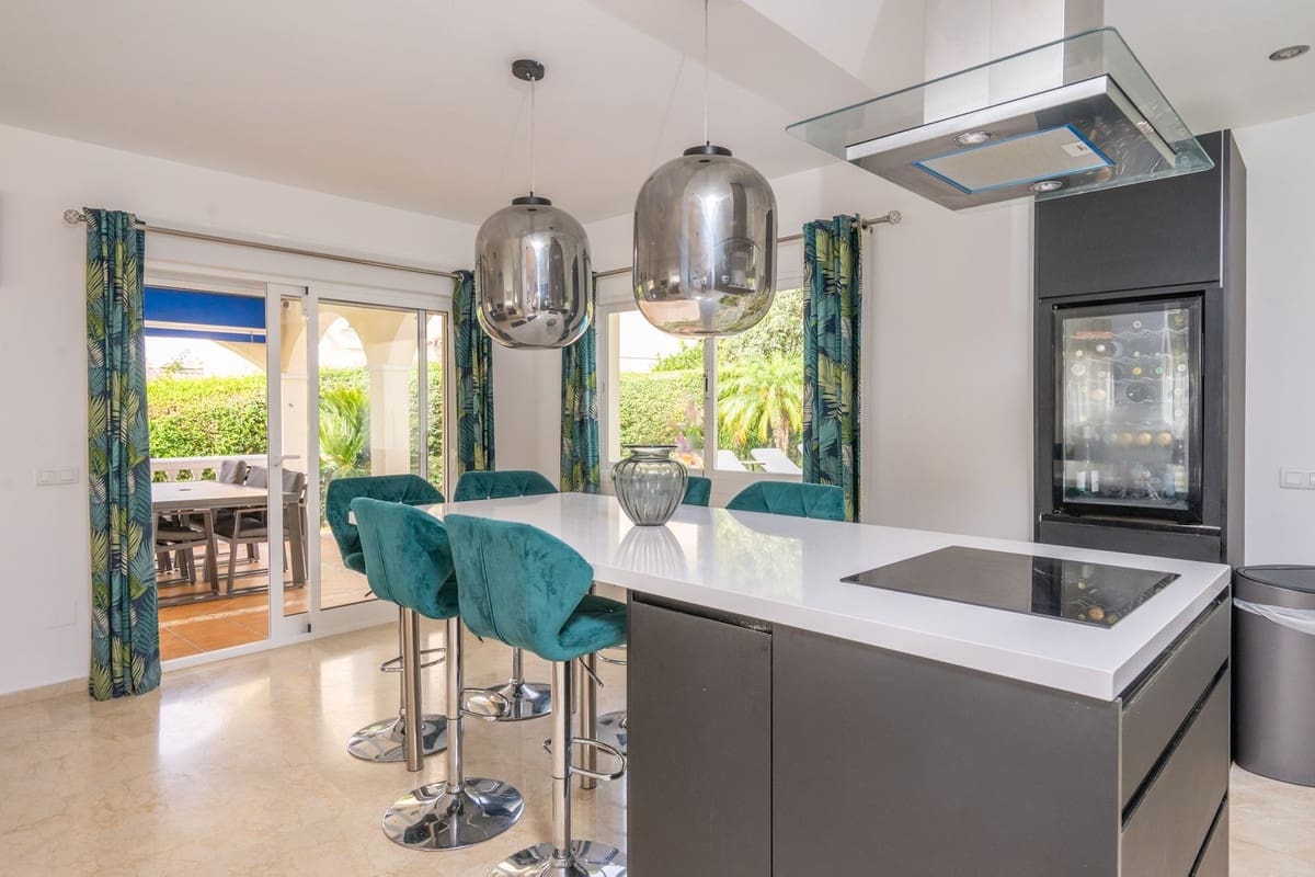 4 bedroom Villa for sale in Benalmadena with pool - € 975,000 (Ref: 9480499)