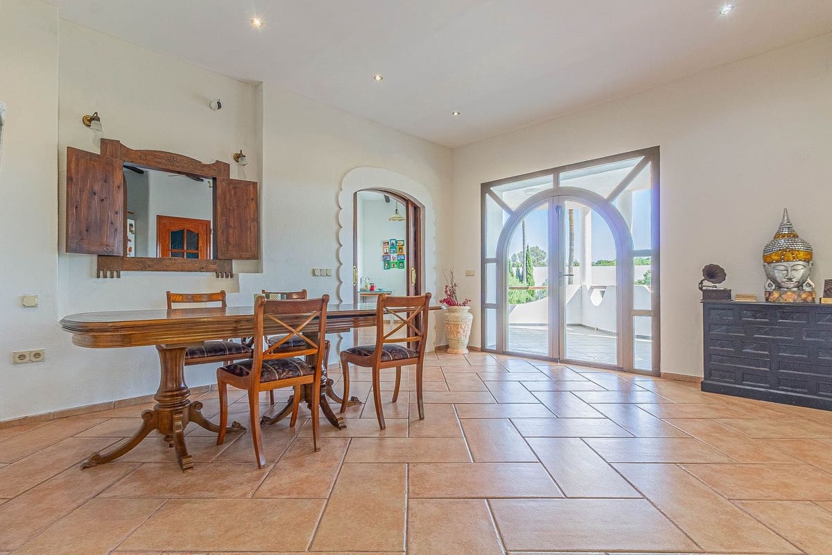 5 bedroom Villa for sale in Sotogrande with pool garage - € 975,000 (Ref: 9480500)