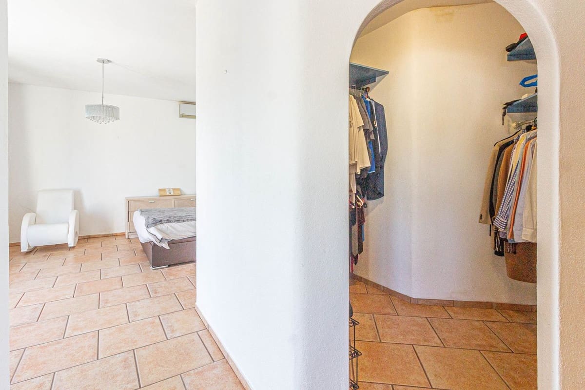 5 bedroom Villa for sale in Sotogrande with pool garage - € 975,000 (Ref: 9480500)