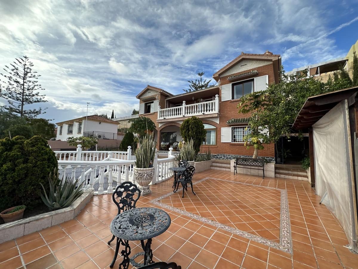 6 bedroom Villa for sale in Malaga city with pool garage - € 975,000 (Ref: 9480501)