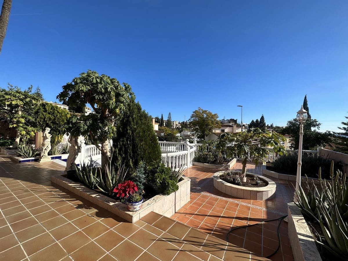6 bedroom Villa for sale in Malaga city with pool garage - € 975,000 (Ref: 9480501)