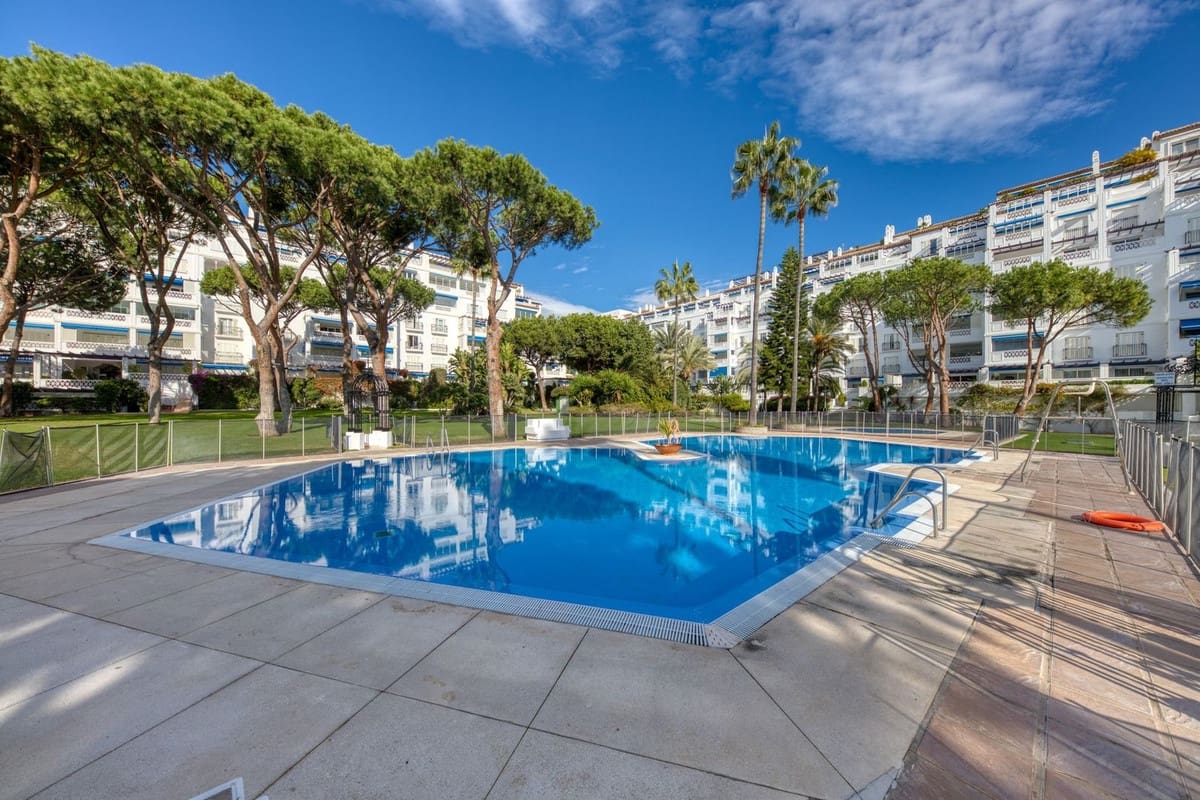 3 bedroom Apartment for sale in Puerto Banus with pool - € 990,000 (Ref: 9480507)