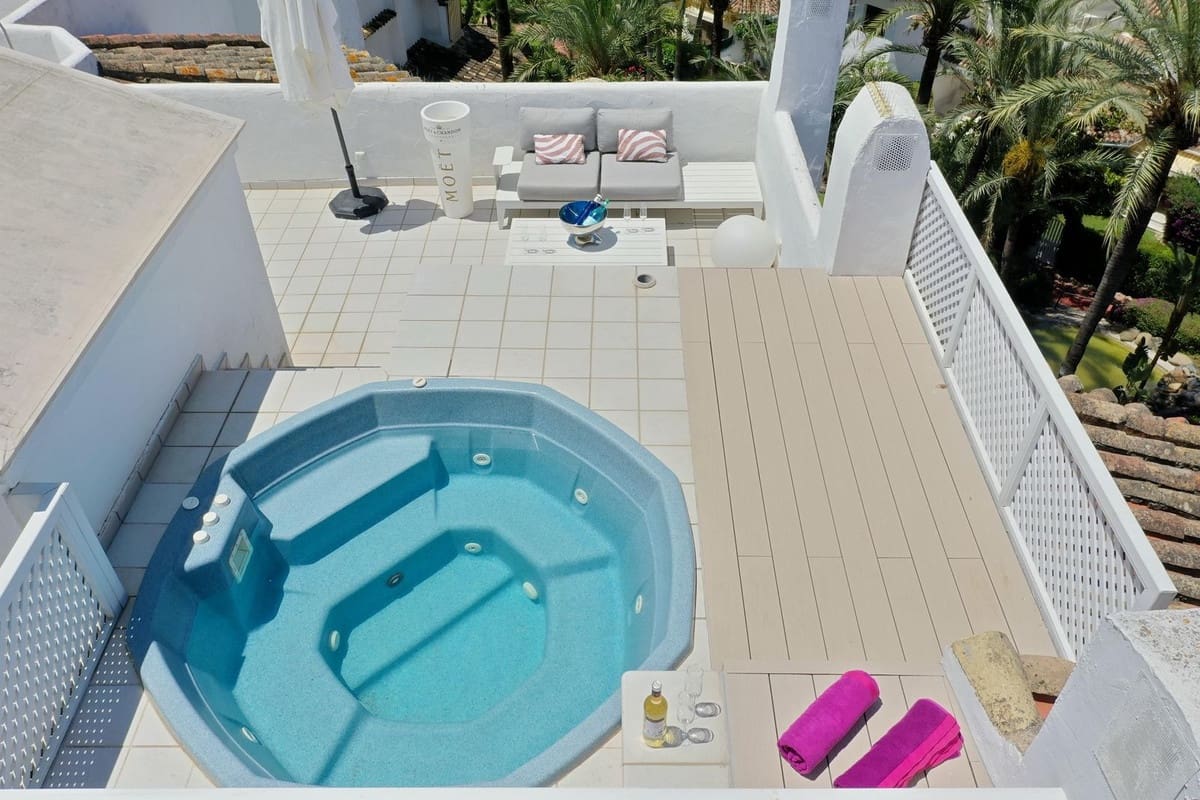 5 bedroom Penthouse for sale in Elviria with pool garage - € 990,000 (Ref: 9480509)