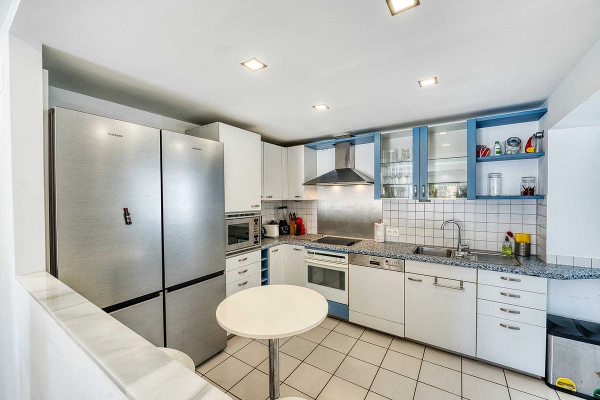 5 bedroom Penthouse for sale in Elviria with pool garage - € 990,000 (Ref: 9480509)