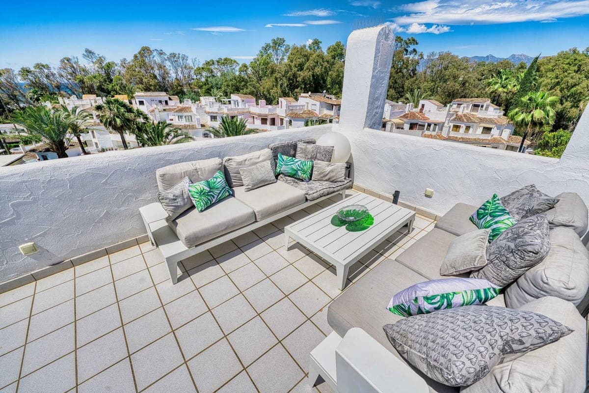 5 bedroom Penthouse for sale in Elviria with pool garage - € 990,000 (Ref: 9480509)