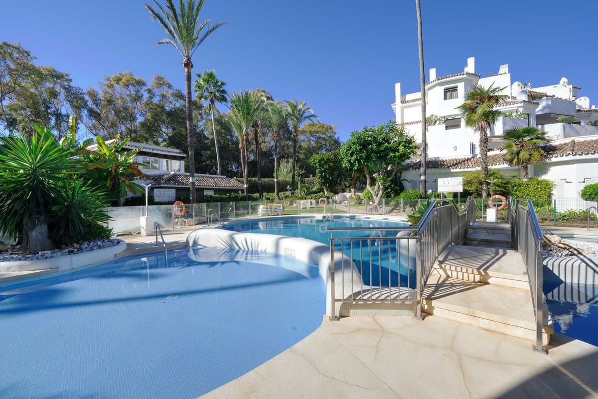 5 bedroom Penthouse for sale in Elviria with pool garage - € 990,000 (Ref: 9480509)