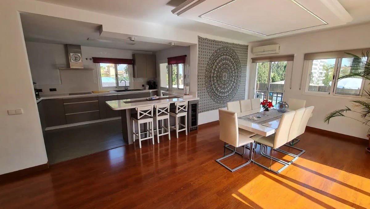 5 bedroom Villa for sale in Torremolinos with pool - € 990,000 (Ref: 9480511)