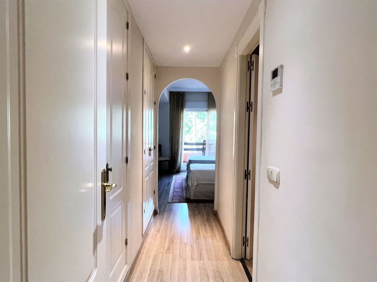 Apartamento de 3 habitaciones en Guadalmina en venta con piscina - 995.000 € (Ref: 9480515)