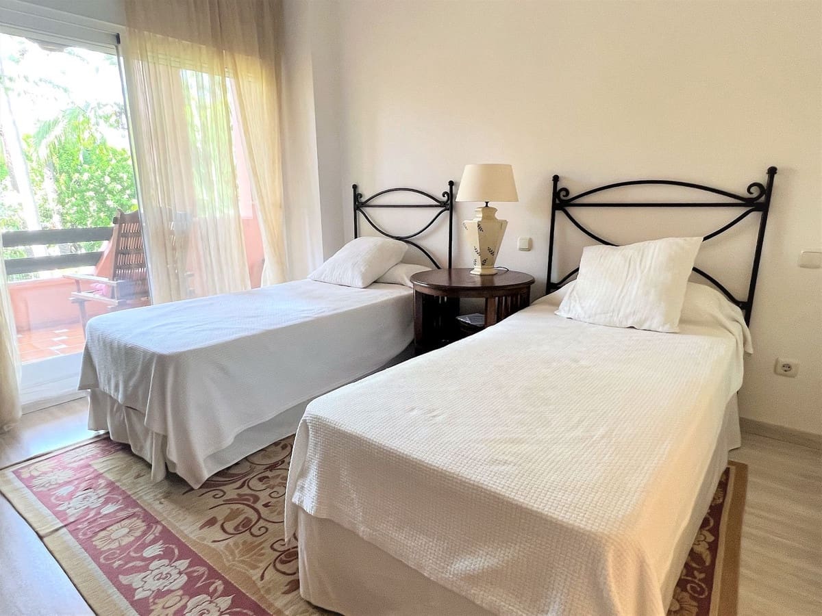 Apartamento de 3 habitaciones en Guadalmina en venta con piscina - 995.000 € (Ref: 9480515)