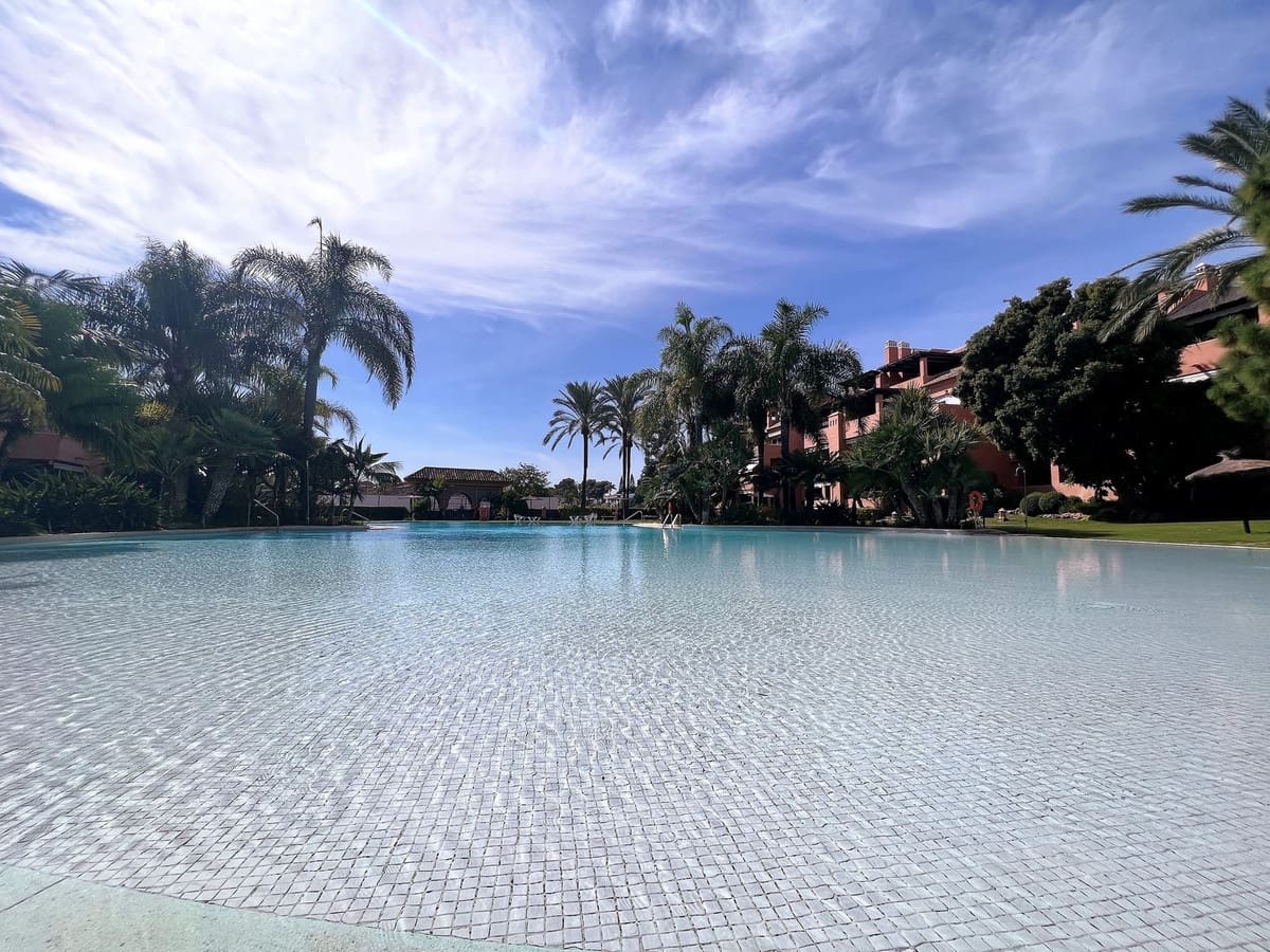 Apartamento de 3 habitaciones en Guadalmina en venta con piscina - 995.000 € (Ref: 9480515)