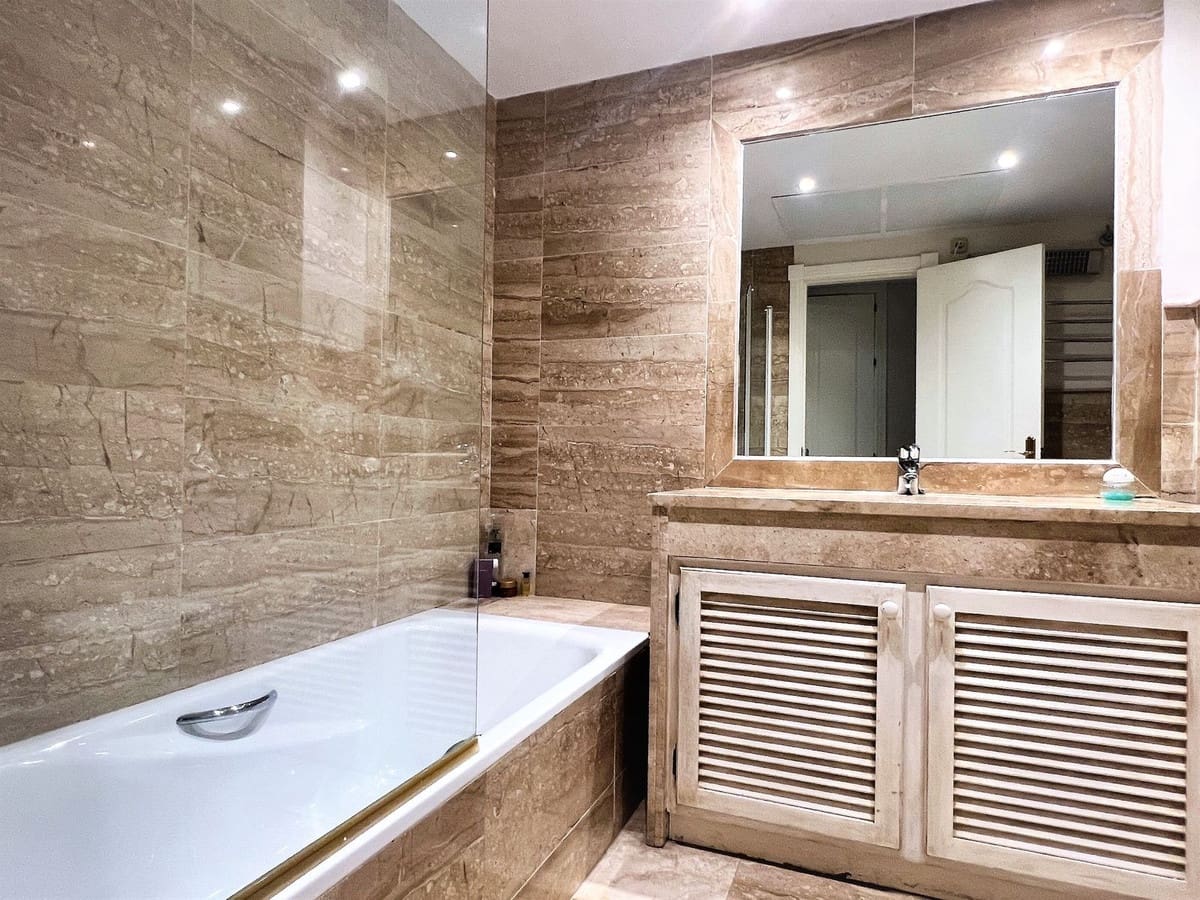 Apartamento de 3 habitaciones en Guadalmina en venta con piscina - 995.000 € (Ref: 9480515)