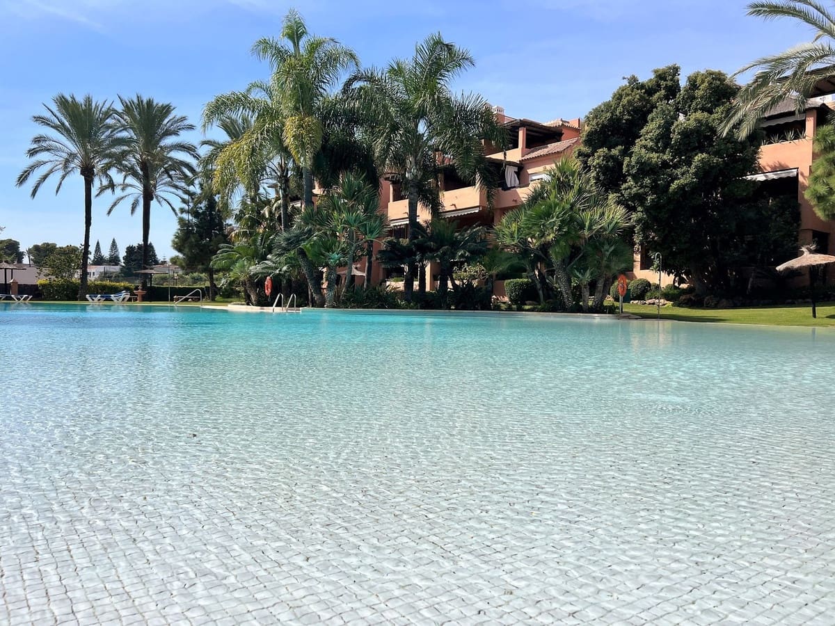 Apartamento de 3 habitaciones en Guadalmina en venta con piscina - 995.000 € (Ref: 9480515)