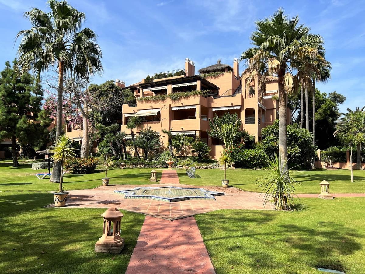 Apartamento de 3 habitaciones en Guadalmina en venta con piscina - 995.000 € (Ref: 9480515)