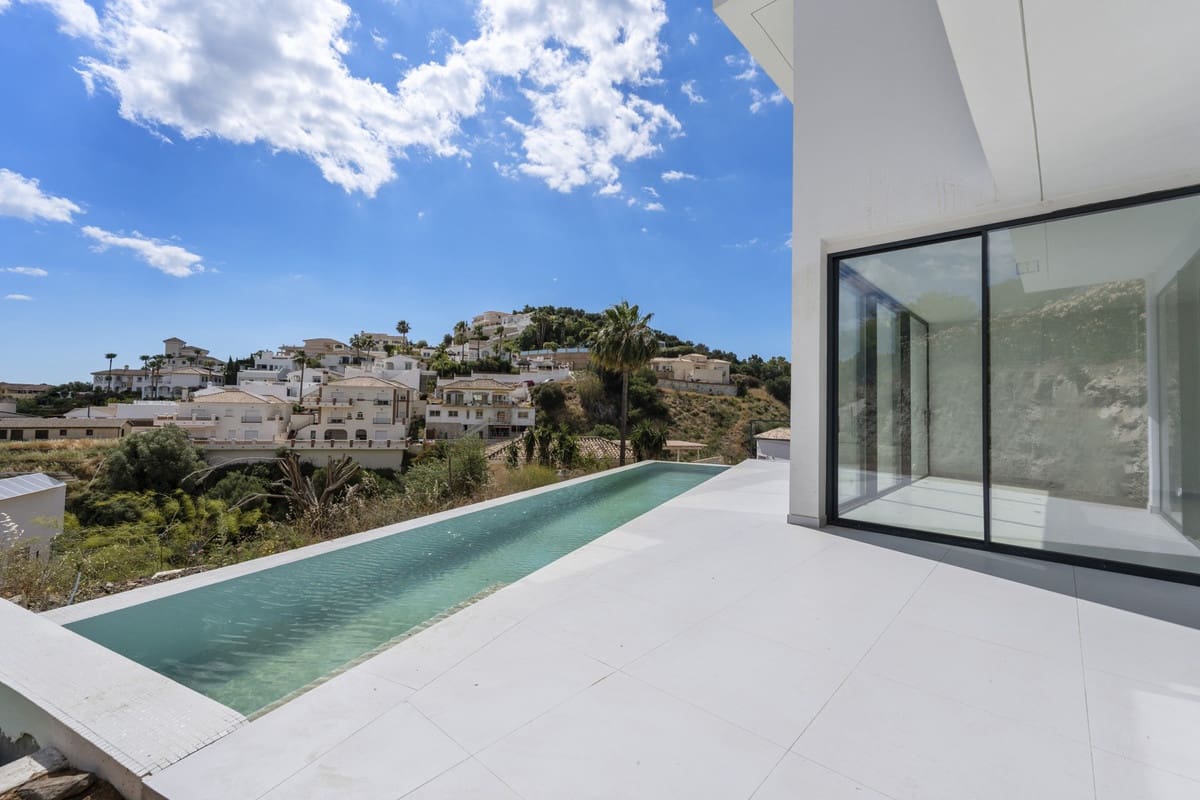3 bedroom Villa for sale in Mijas Costa with pool garage - € 995,000 (Ref: 9480518)
