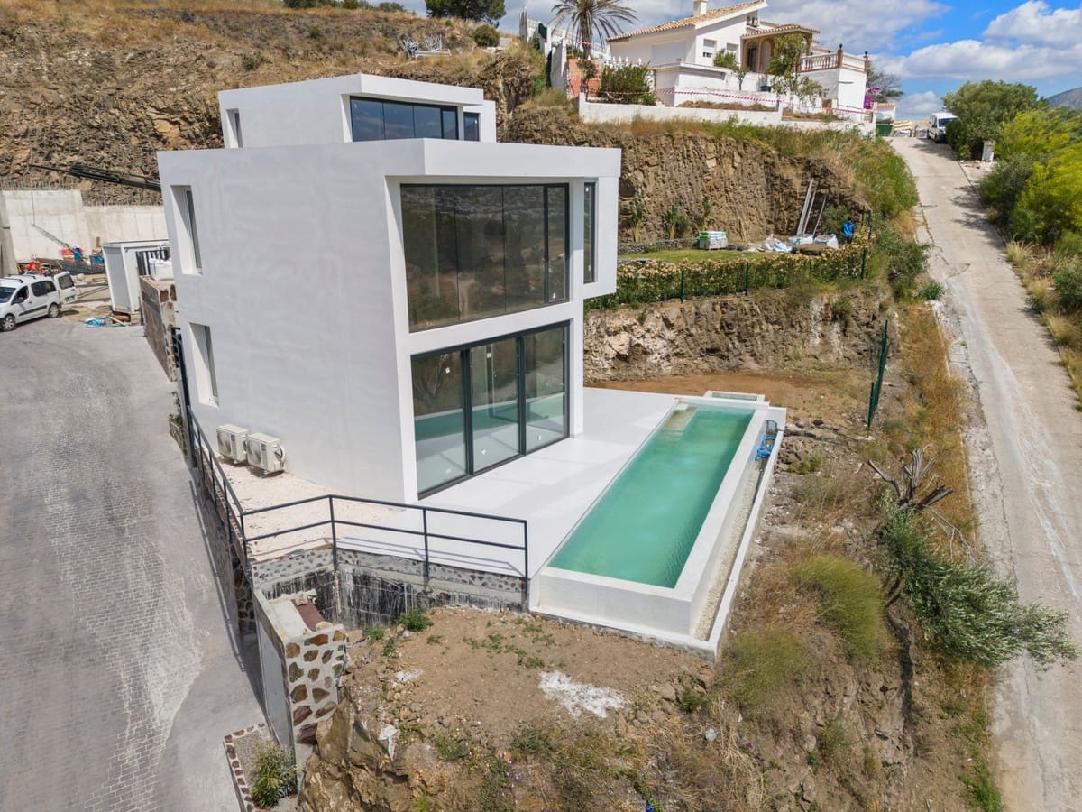 3 bedroom Villa for sale in Mijas Costa with pool garage - € 995,000 (Ref: 9480518)
