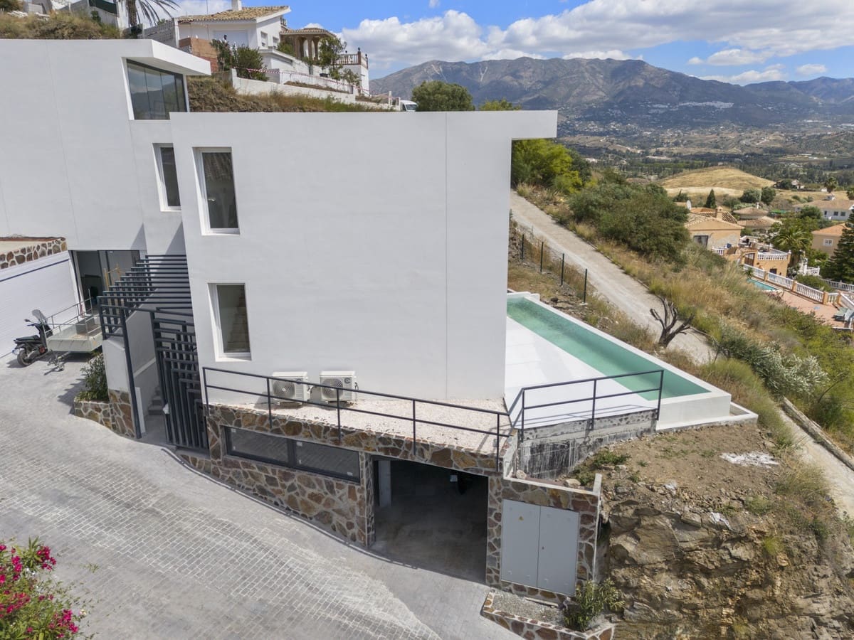 3 bedroom Villa for sale in Mijas Costa with pool garage - € 995,000 (Ref: 9480518)