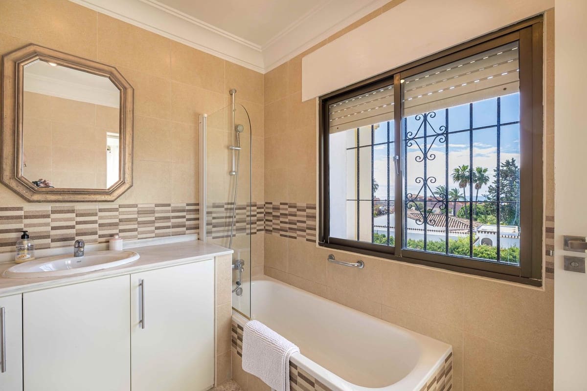 Chalet de 5 habitaciones en Estepona en venta con piscina garaje - 995.000 € (Ref: 9480522)