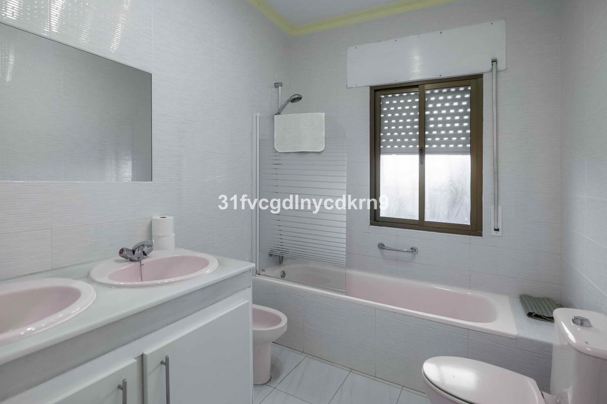 5 soverom Villa til salgs i Estepona med svømmebasseng garasje - € 995 000 (Ref: 9480522)