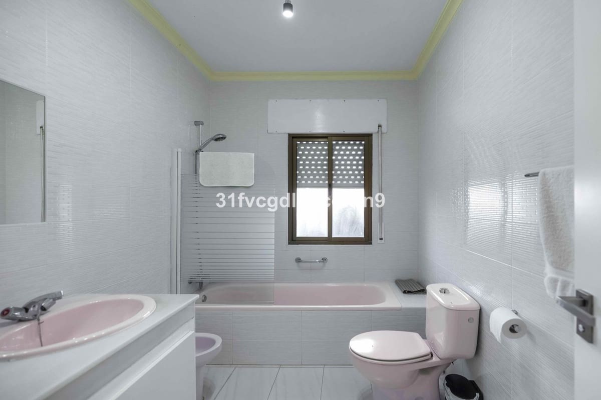 5 soverom Villa til salgs i Estepona med svømmebasseng garasje - € 995 000 (Ref: 9480522)