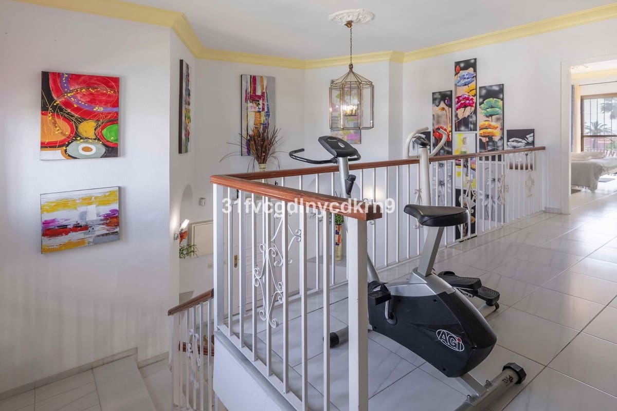 5 soverom Villa til salgs i Estepona med svømmebasseng garasje - € 995 000 (Ref: 9480522)