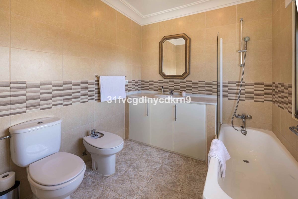 5 soverom Villa til salgs i Estepona med svømmebasseng garasje - € 995 000 (Ref: 9480522)