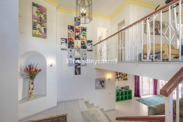 5 soverom Villa til salgs i Centro, Estepona med svømmebasseng garasje - € 995 000 (Ref: 9480522)