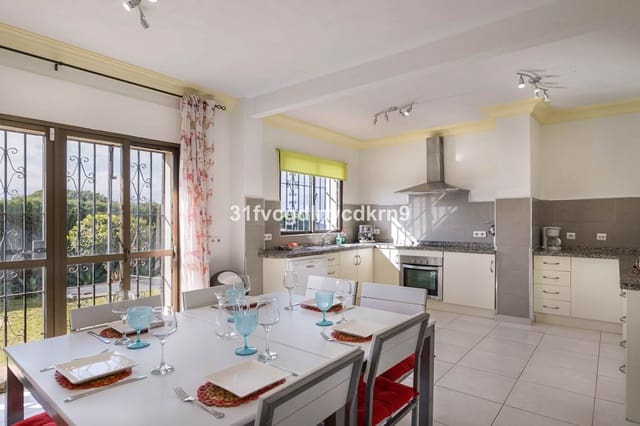 5 soverom Villa til salgs i Centro, Estepona med svømmebasseng garasje - € 995 000 (Ref: 9480522)