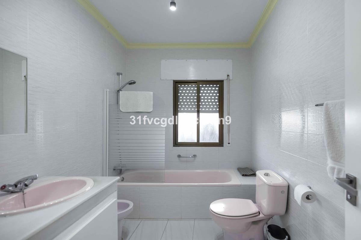 5 soverom Villa til salgs i Estepona med svømmebasseng garasje - € 995 000 (Ref: 9480522)