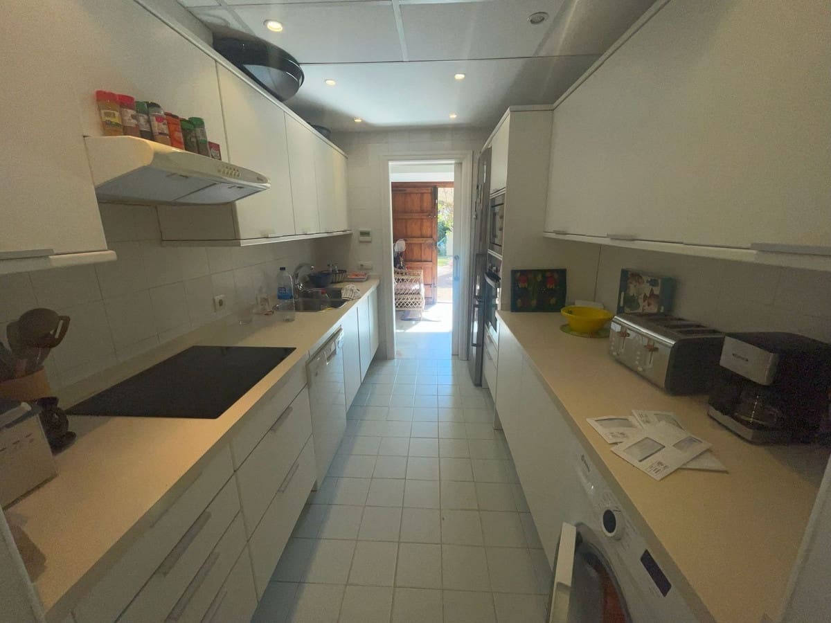 5 bedroom Villa for sale in Sotogrande with pool - € 995,000 (Ref: 9480523)