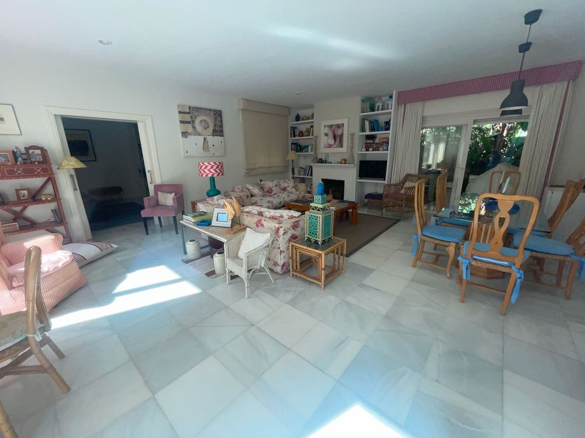 5 bedroom Villa for sale in Sotogrande with pool - € 995,000 (Ref: 9480523)