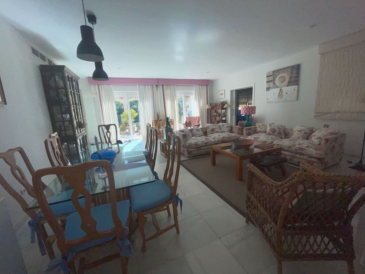 5 bedroom Villa for sale in Sotogrande with pool - € 995,000 (Ref: 9480523)