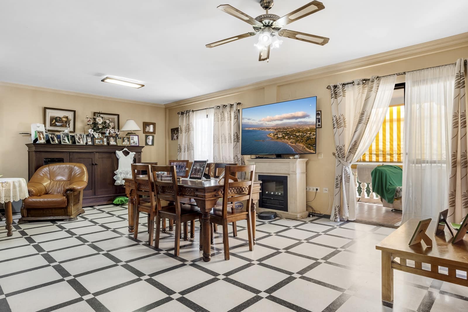 6 soveværelse Villa til salg i Estepona med swimmingpool - € 995.000 (Ref: 9480525)