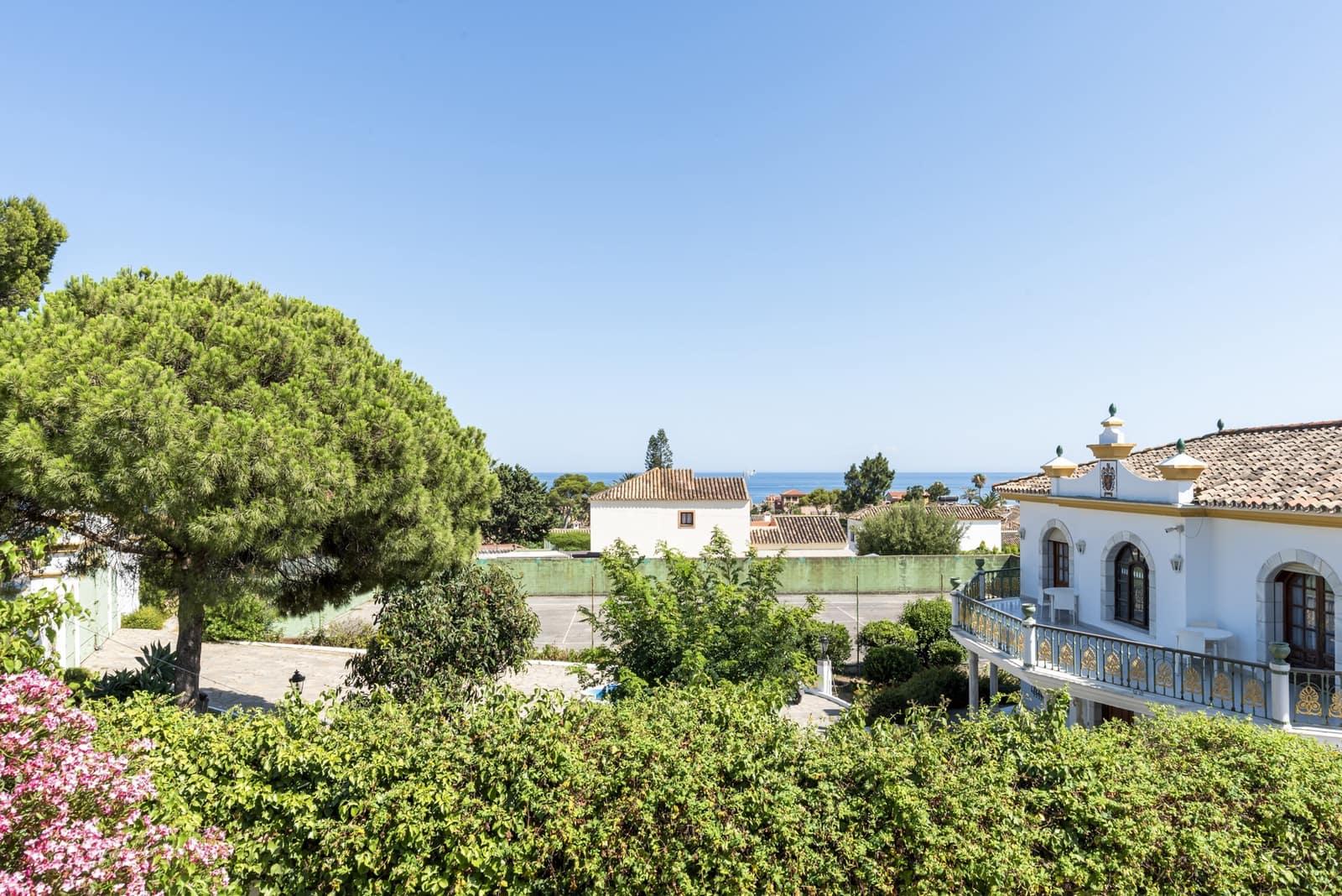 6 soveværelse Villa til salg i Estepona med swimmingpool - € 995.000 (Ref: 9480525)