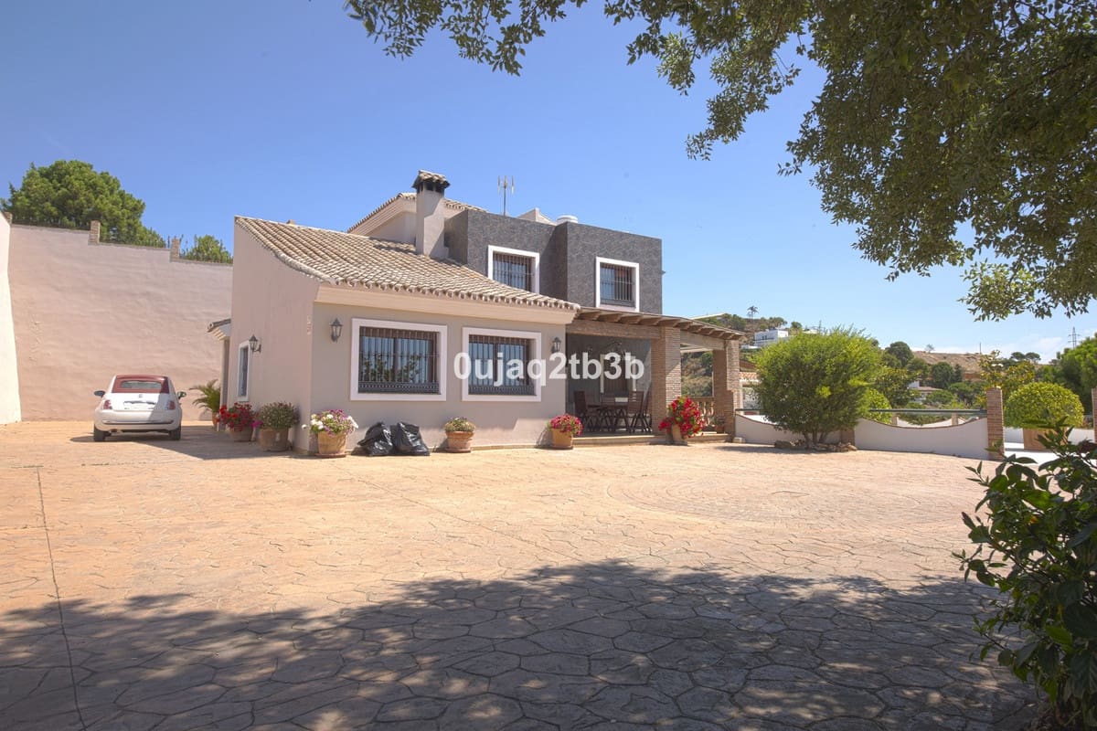 6 sypialnia Willa na sprzedaż w Estepona z basenem - 995 000 € (Ref: 9480526)