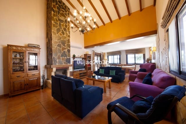 6 bedroom Villa for sale in Centro, Estepona with pool - € 995,000 (Ref: 9480526)