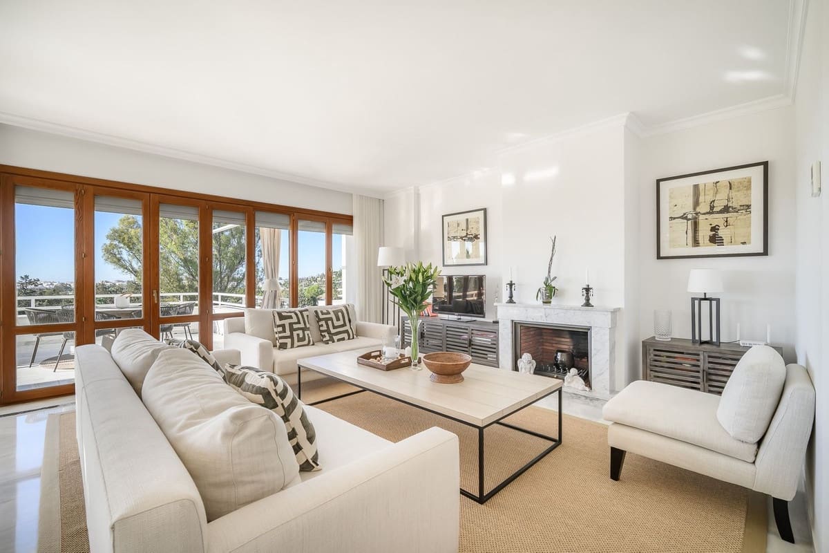 2 slaapkamer Appartement te koop in Nueva Andalucia met zwembad - € 995.000 (Ref: 9480527)