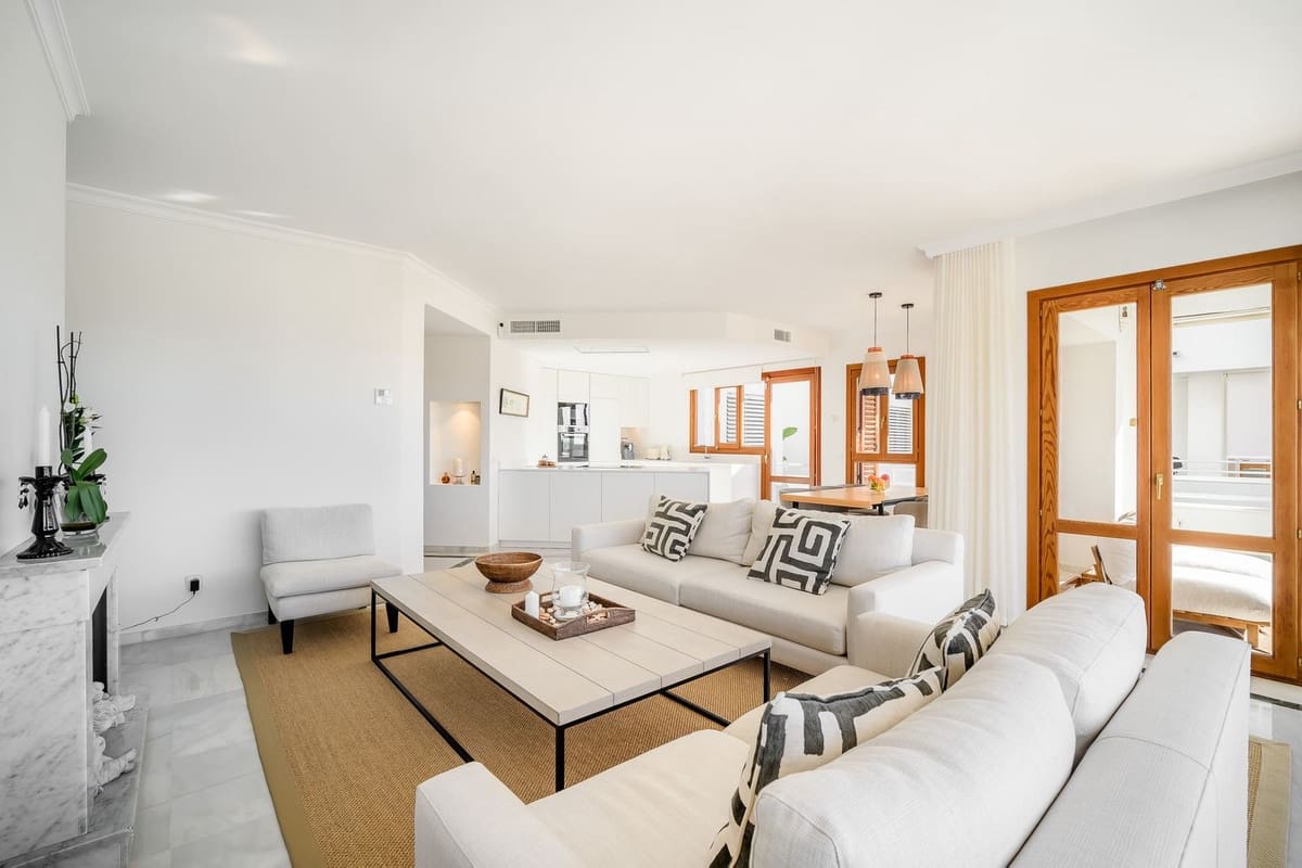 2 slaapkamer Appartement te koop in Nueva Andalucia met zwembad - € 995.000 (Ref: 9480527)