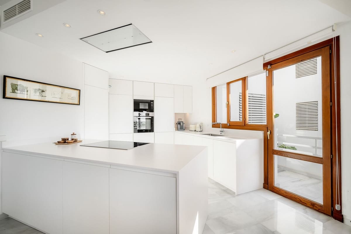 2 slaapkamer Appartement te koop in Nueva Andalucia met zwembad - € 995.000 (Ref: 9480527)