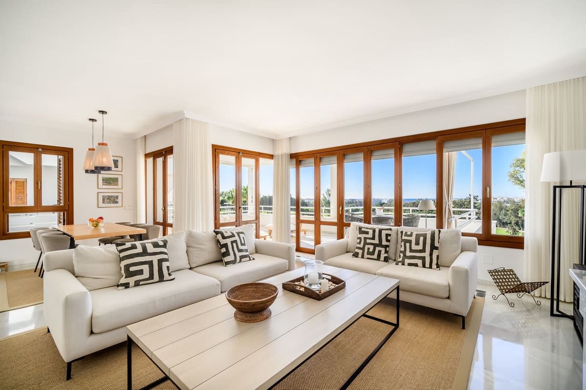 2 slaapkamer Appartement te koop in Nueva Andalucia met zwembad - € 995.000 (Ref: 9480527)